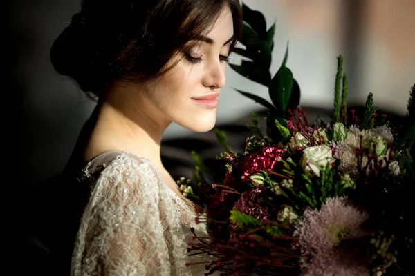 Noiva Elegante Com Buquê Flores Nas Mãos Retrato Noiva Bonita — Fotografia de Stock