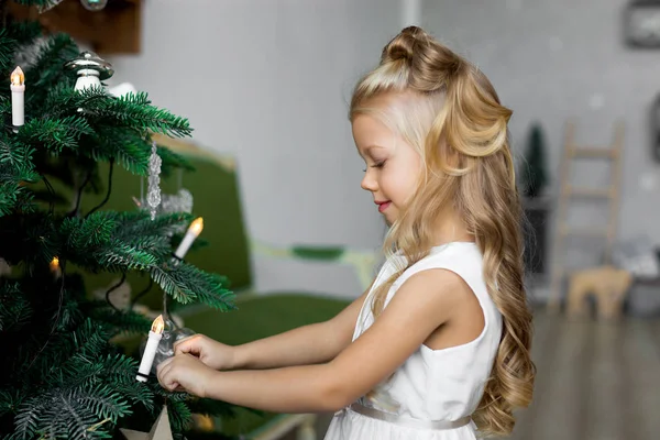 クリスマス テーブル: ナイフ、フォーク、ナプキンと木製のテーブルでクリスマス木の枝。新年のお祝いテーブルの装飾. — ストック写真