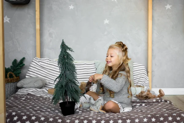 Mesa de Navidad: cuchillo y tenedor, servilleta y rama de árbol de Navidad en una mesa de madera. La decoración de Año Nuevo de la mesa de fiesta . — Foto de Stock