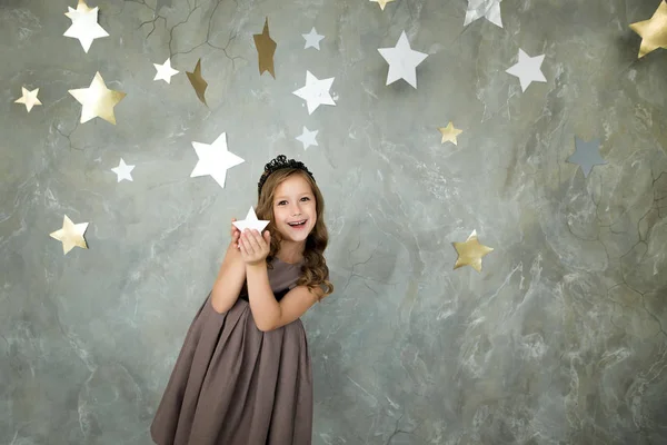 Портрет счастливой девушки на фоне звезд — стоковое фото