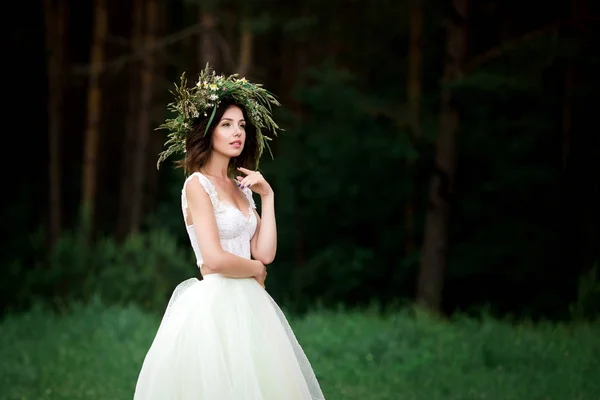 Retrato Bela Jovem Mulher Vestindo Vestido Branco Coroa Flores Frescas — Fotografia de Stock