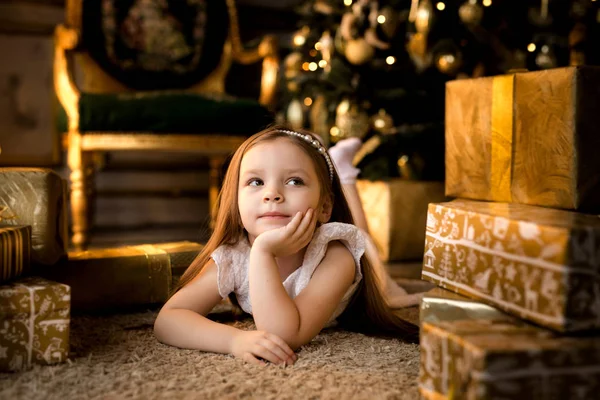 家でクリスマスイブにサンタ クロースを待っているかわいい女の子 — ストック写真
