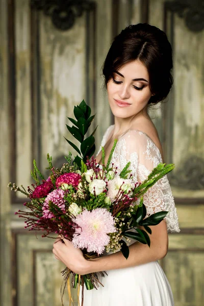Eleganckie Oblubienicy Bukiet Kwiatów Portret Piękna Panna Młoda Białej Sukni — Zdjęcie stockowe