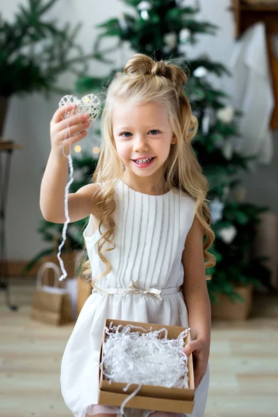 Feliz Niña Sonriente Sosteniendo Abierto Regalo Navidad Caja Juguete — Foto de Stock