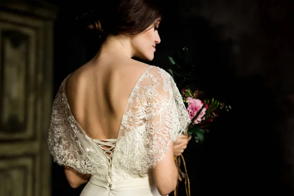 Novia Elegante Con Ramo Flores Retrato Novia Hermosa Vestido Blanco — Foto de Stock
