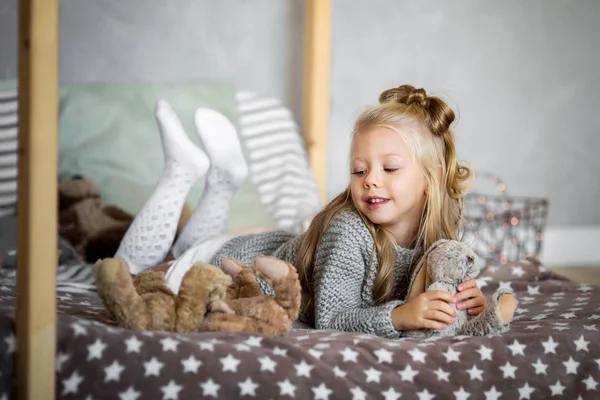 Adorable Niña Jugando Con Juguete Oso Conejo Cama — Foto de Stock