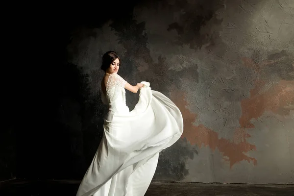 Свадебный Портрет Красивой Невесты Белом Платье Позирующей Темной Комнате — стоковое фото