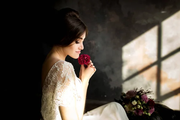 Κομψό Νύφη Κόκκινο Λουλούδι Πορτρέτο Του Όμορφη Νύφη Λευκό Φόρεμα — Φωτογραφία Αρχείου