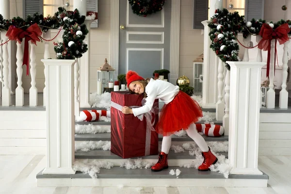 Счастливая Маленькая Улыбающаяся Девочка Большой Рождественской Коробкой Подарков Крыльце Дома — стоковое фото