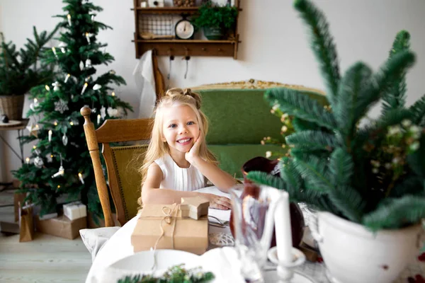 Милая Маленькая Девочка Ждет Деда Мороза Канун Рождества Дома — стоковое фото