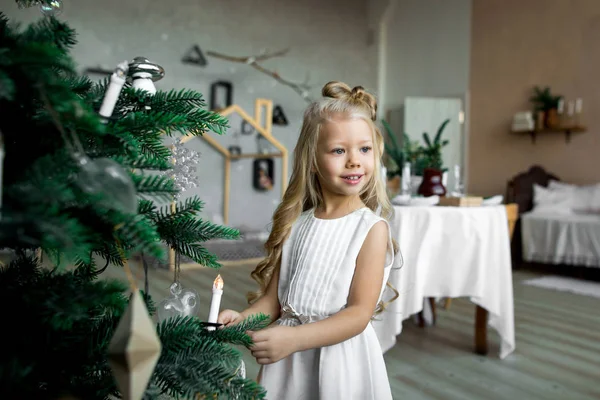 Adorable Feliz Niña Decoración Árbol Navidad Casa — Foto de Stock