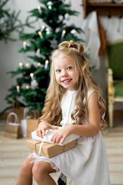 Счастливая Маленькая Улыбающаяся Девочка Рождественской Подарочной Коробкой Счастливого Рождества Счастливых — стоковое фото