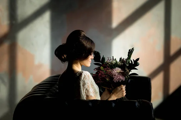 手に花束と結婚式ファッションの花嫁 — ストック写真