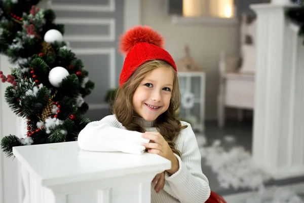 Красивая Маленькая Счастливая Девочка Празднует Рождество Опираясь Белый Забор — стоковое фото