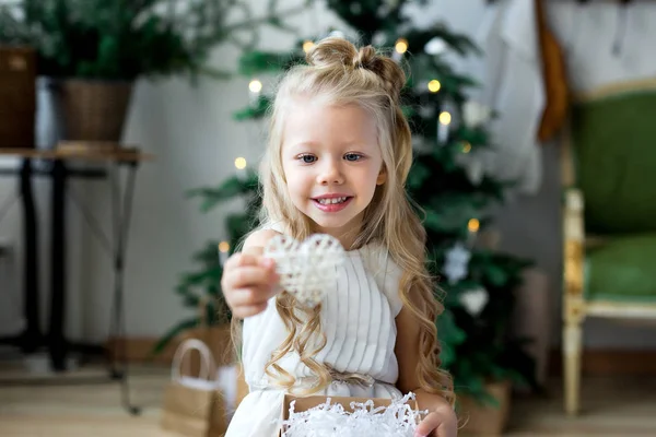 クリスマス ギフト ボックスと幸せな小さな笑顔の女の子 メリー クリスマスとハッピー ホリデー — ストック写真