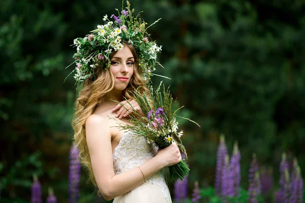 Retrato Bela Noiva Jovem Vestindo Vestido Branco Coroa Flores Frescas — Fotografia de Stock