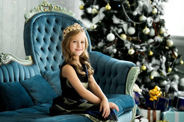 Portrét Krásné Usměvavé Holčičky Sedící Vinobraní Pohovce Nedaleko Nazdobený Vánoční — Stock fotografie