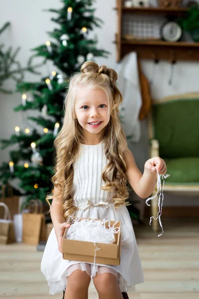 Счастливая Маленькая Улыбающаяся Девочка Распаковывает Рождественскую Коробку Подарков Счастливого Рождества — стоковое фото