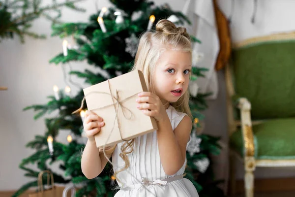 Счастливая Маленькая Улыбающаяся Девочка Рождественской Подарочной Коробкой Счастливого Рождества Счастливых — стоковое фото