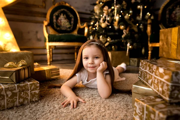 Маленькая Девочка Лежит Полу Подарочными Коробками Ожидании Санта Клауса — стоковое фото