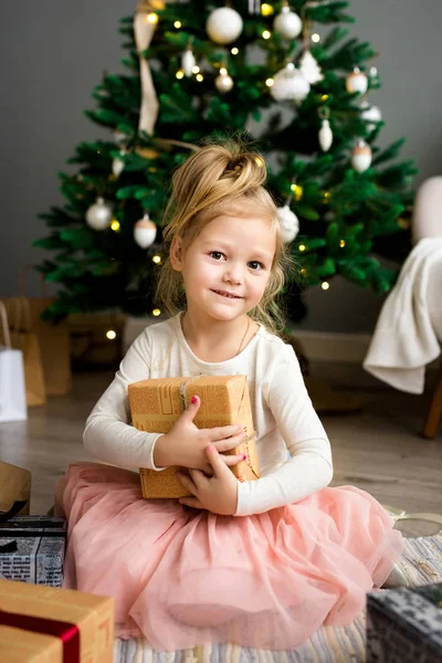 Feliz Linda Niña Sonriente Con Caja Regalo Sentado Árbol Navidad — Foto de Stock