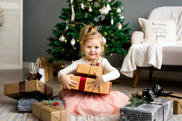 Счастливая Улыбающаяся Маленькая Девочка Подарочными Коробками Сидя Елкой — стоковое фото