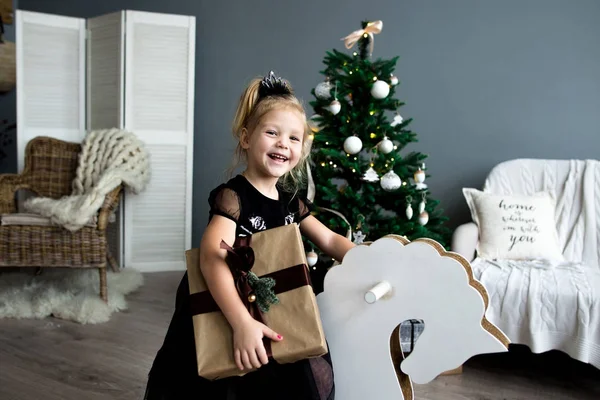 Feliz Niña Sonriente Sosteniendo Caja Regalo Sentada Árbol Navidad — Foto de Stock