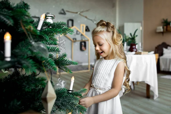 Niña Vestido Blanco Decorando Árbol Navidad — Foto de Stock