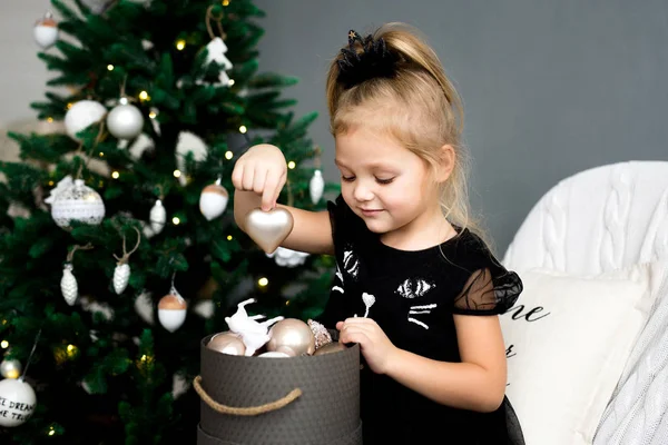 Niña Sentada Caja Del Sofá Con Juguetes Decorativos Navidad — Foto de Stock