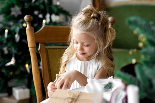 Маленькая Девочка Открывает Коробку Подарком Счастливого Рождества Счастливых Праздников — стоковое фото
