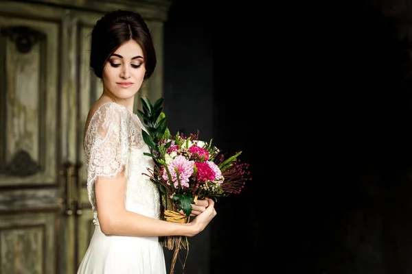 Porträt Der Schönen Braut Weißen Kleid Mit Blumenstrauß Den Händen — Stockfoto
