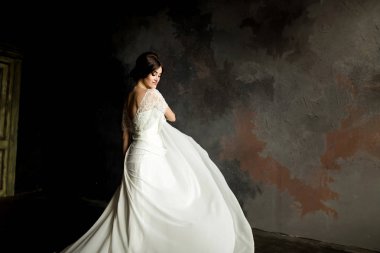 Güzel gelin beyaz gelinlikle, tam uzunlukta poz