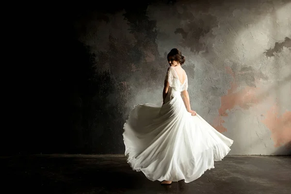 Hermosa Novia Posando Vestido Novia Blanco Longitud Completa — Foto de Stock