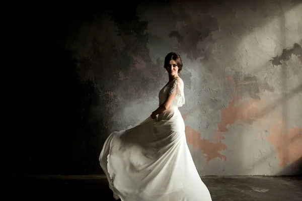 完全な長さの白いウェディング ドレスでポーズ美しい花嫁 — ストック写真