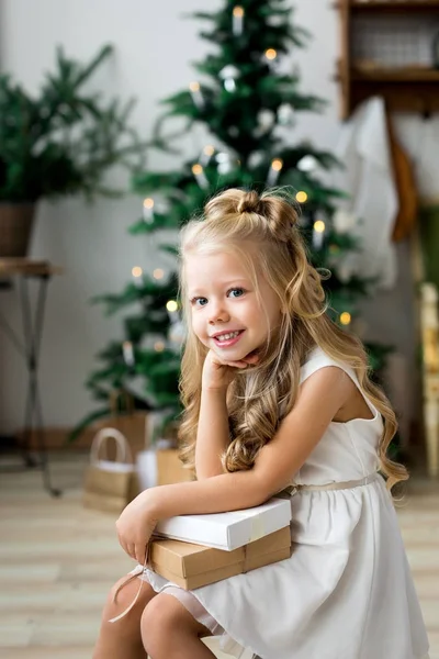 Pieni tyttö joululahja laatikko — kuvapankkivalokuva