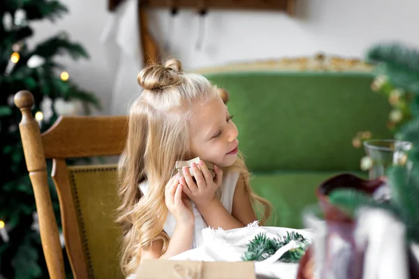 Niña con caja de regalo de Navidad — Foto de Stock