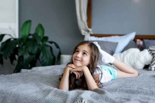 güzel küçük bir kız evinde yatak yatan