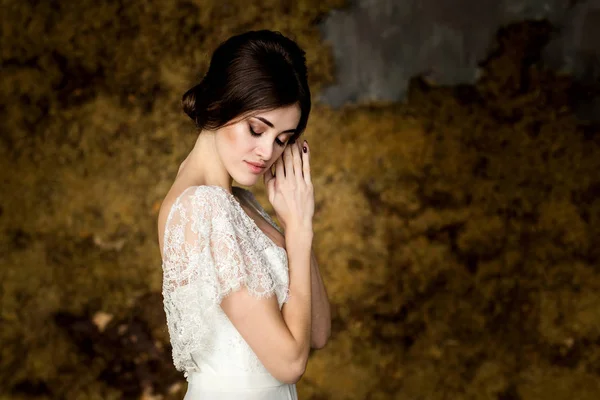 Retrato de noiva de beleza em vestido branco . — Fotografia de Stock