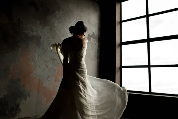 Güzel gelin portre. Güzel gelin düğün elbisesini fırtınası. — Stok fotoğraf