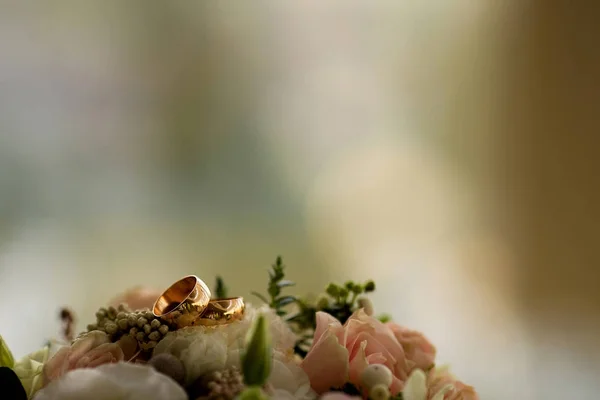 Anéis de casamento no buquê. noiva da manhã — Fotografia de Stock