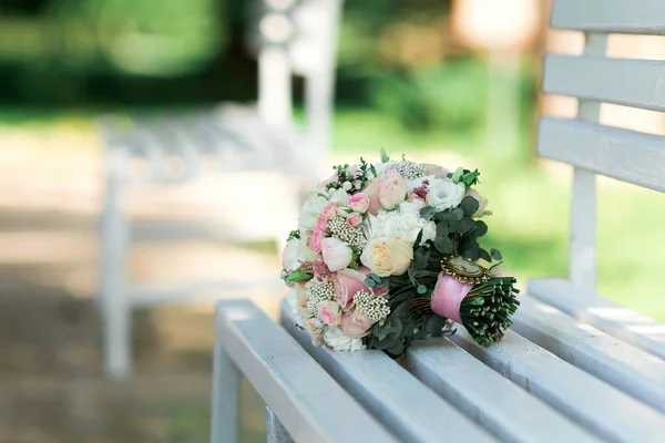 Bouquet nuptial coloré repose sur un banc. Jour de mariage . — Photo