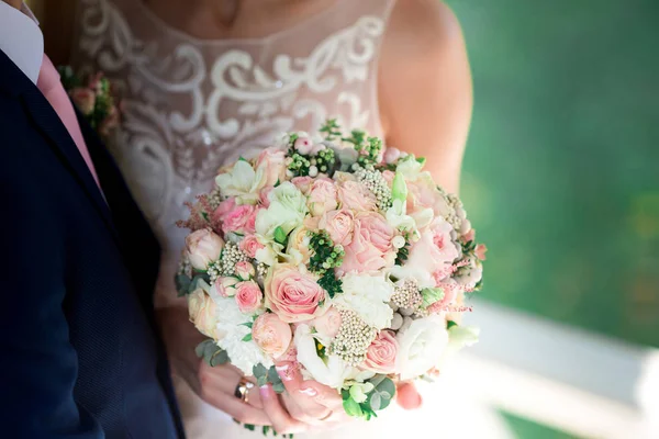 Bouquet de mariage dans les mains des mariées. Jour de mariage . — Photo