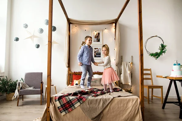 Niños Saltando Cama Una Habitación Elegante — Foto de Stock