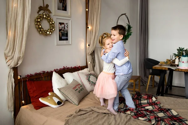 Niños Felices Jugando Dormitorio Niño Niña Abrazándose Pie Cama — Foto de Stock