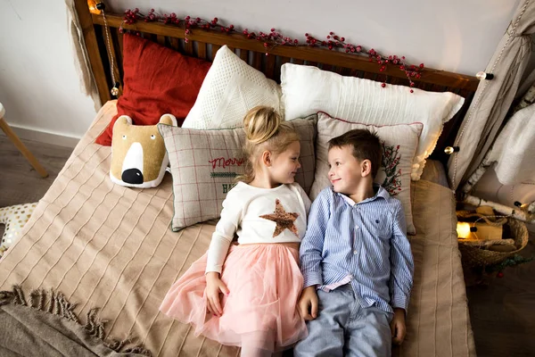 Niños Felices Jugando Dormitorio Hermano Pequeño Hermana Acostados Cama — Foto de Stock