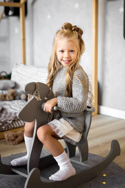 Feliz Niña Montado Caballo Juguete Habitación Retrato Niña — Foto de Stock