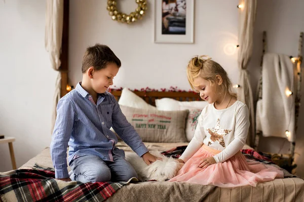 Niños Felices Jugando Dormitorio Pequeño Hermano Hermana Jugando Sentado Cama — Foto de Stock