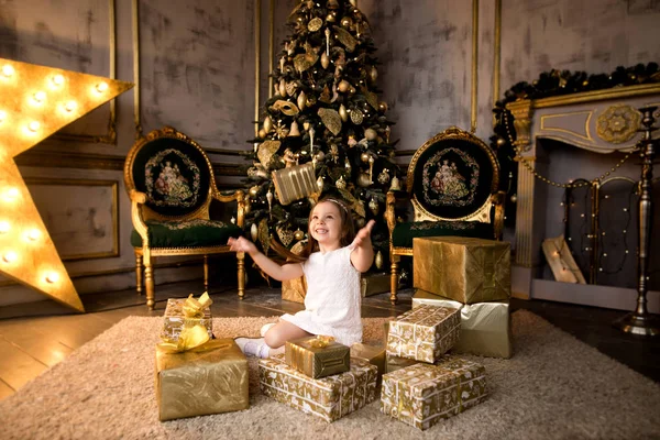 Счастливая Маленькая Улыбающаяся Девочка Сидящая Рождественскими Подарочными Коробками Полу — стоковое фото