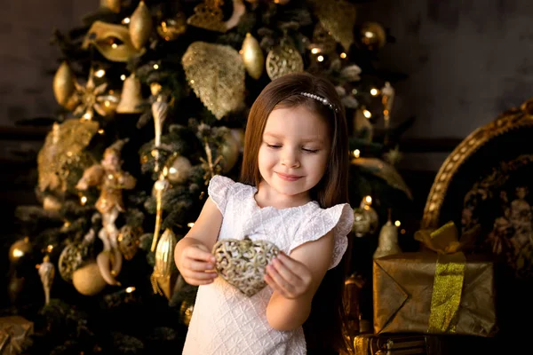 クリスマスの夜の概念 サンタ クロースを待っている少女飾られた木に立って — ストック写真