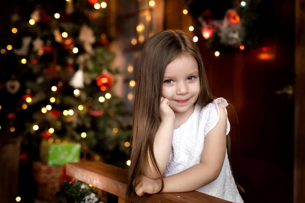 クリスマスの夜の概念 サンタ クロースを待っている少女飾られた木に立って — ストック写真